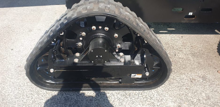 Zwarte, driehoekige band met metalen velg en bevestigingspunten.